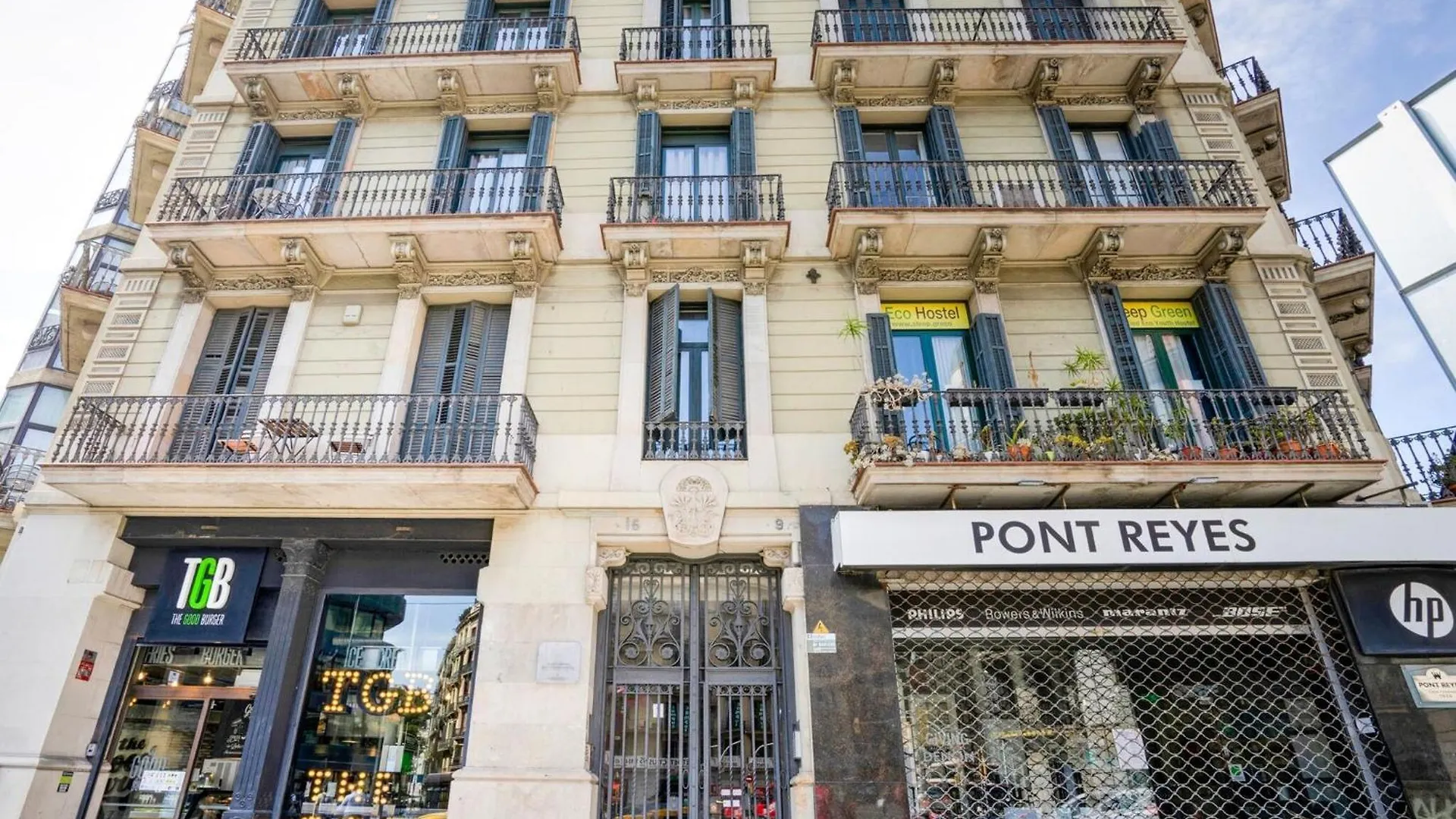 Luxurious Apartment For 9 People Recently Renovated In The Center Of Barcelona contacts