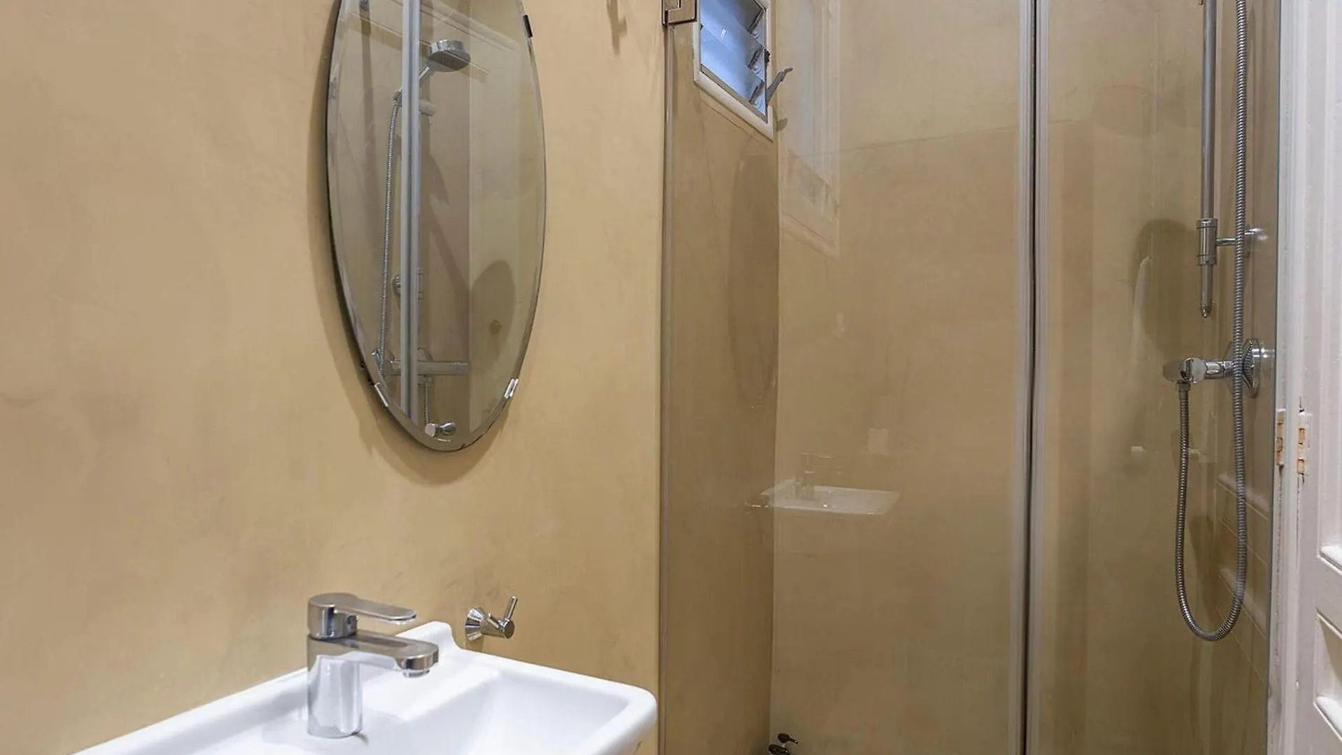 Luxurious Apartment For 9 People Recently Renovated In The Center Of Barcelone Espagne