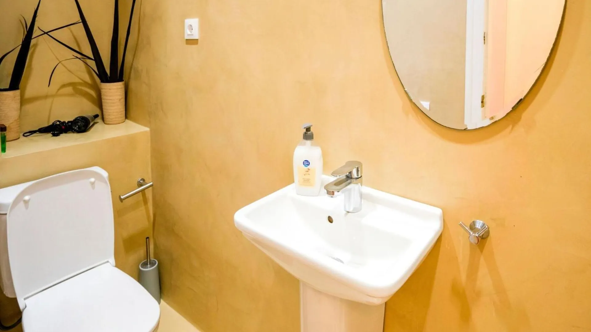 Luxurious Apartment For 9 People Recently Renovated In The Center Of Barcelone Villa
