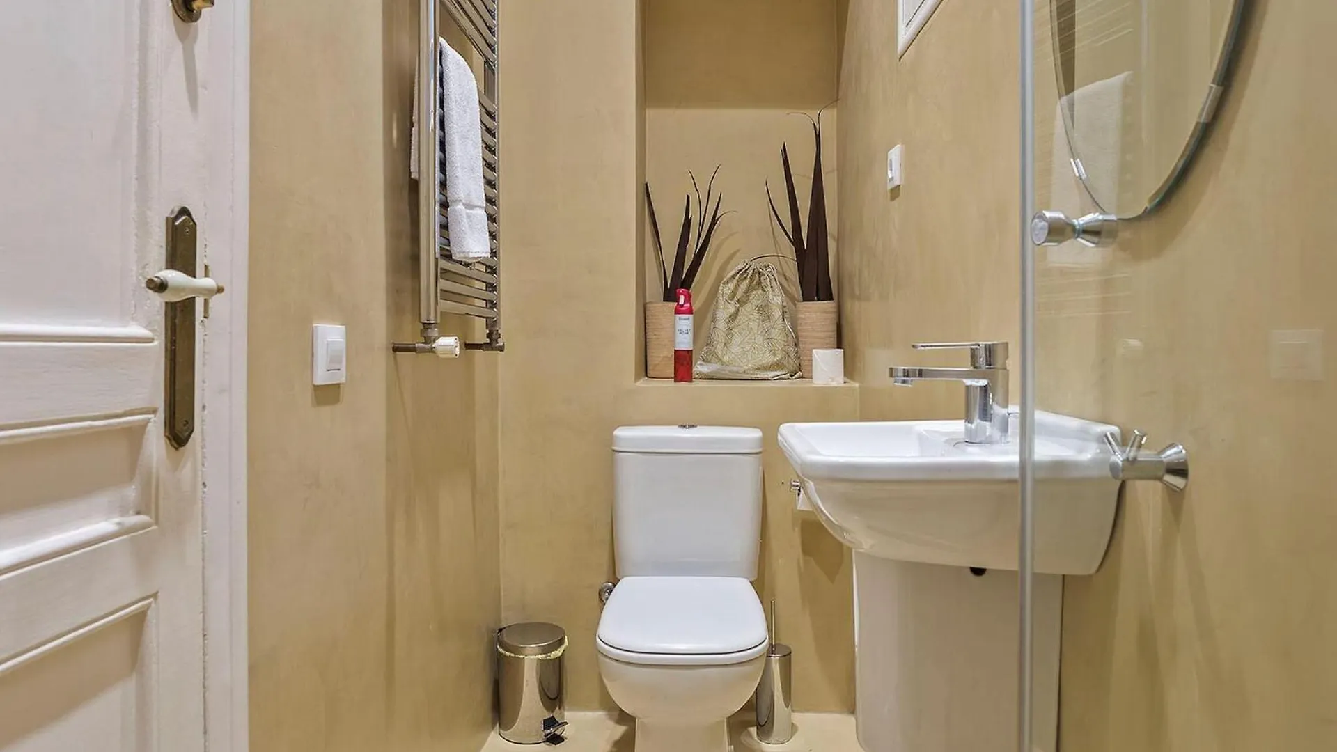 Luxurious Apartment For 9 People Recently Renovated In The Center Of Barcelone 0*,  Espagne